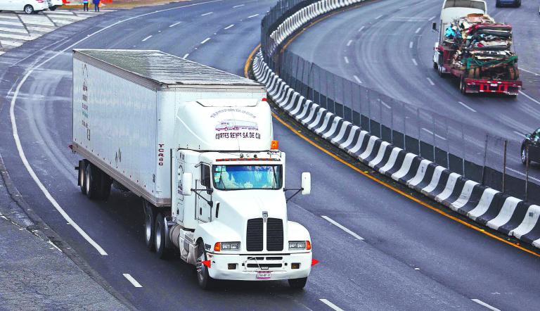CARRETERA MEXICO TOLUCA CAMIONES TRAILERS . FOTO : HUGO SALAZAR / EL ECONOMISTA .