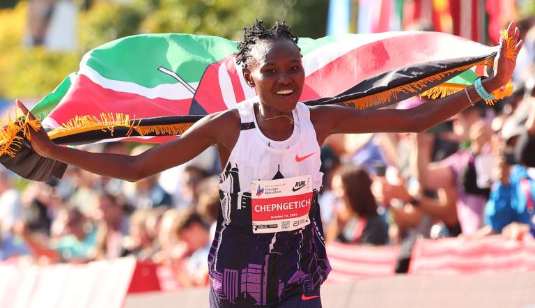 La keniana Chepngetich bate el récord mundial femenino de maratón en Chicago