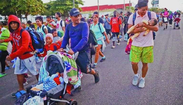 TAPACHULA, CHIAPAS, 13OCTUBRE2024.- Un aproximado de 600 migrantes de diferentes nacionalidades partió de Tapachula rumbo a la Ciudad de México, muchos de ellos con el objetivo de llegar a los Estados Unidos. Las personas la nombraron a esta procesión “Camino de Dios”, y señalaron: Pedimos que el gobierno nos ayude a seguir avanzando y pidieron que las autoridades de migración no les robe su dinero. FOTO: DAMIÁN SÁNCHEZ/CUARTOSCURO.COM