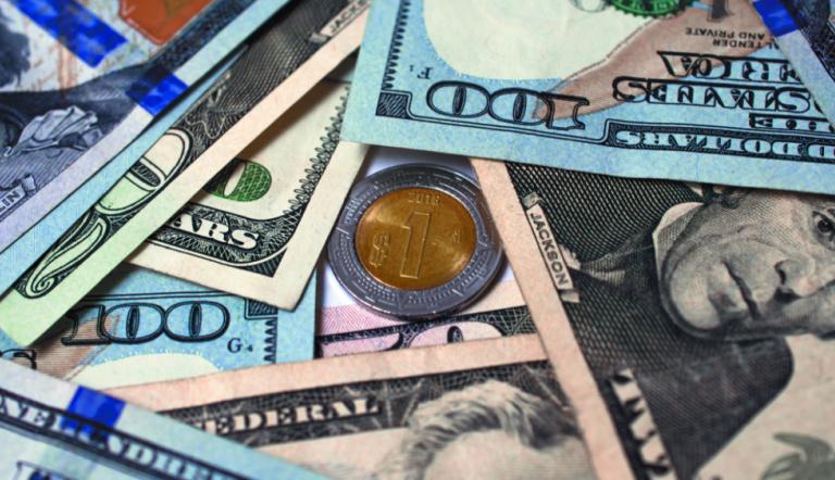 La divisa local cedió terreno ante el fortalecimiento del billete verde en un mercado que analizaba débiles cifras divulgadas sobre el sector manufacturero en Estados Unidos.
Para más información del tema, visita: https://www.eleconomista.com.mx/mercados/precio-dolar-hoy-15-octubre-2024-cerro-20241015-730138.html
Twitter: https://twitter.com/eleconomista
Sitio web: https://www.eleconomista.com.mx/
Facebook: https://www.facebook.com/ElEconomista.mx
#ElEconomista #CapitalHumano #EETV