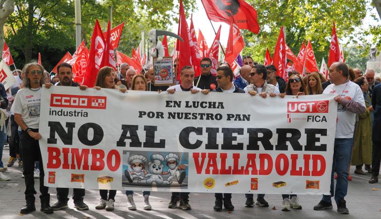 Varias personas durante una manifestación en defensa de la fábrica de Bimbo en Valladolid.