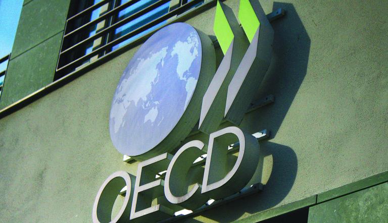 El impuesto mínimo global forma parte de una serie de recomendaciones que hizo la OCDE para que los países hagan cambios en sus legislaciones con el fin de evitar la doble tributación.