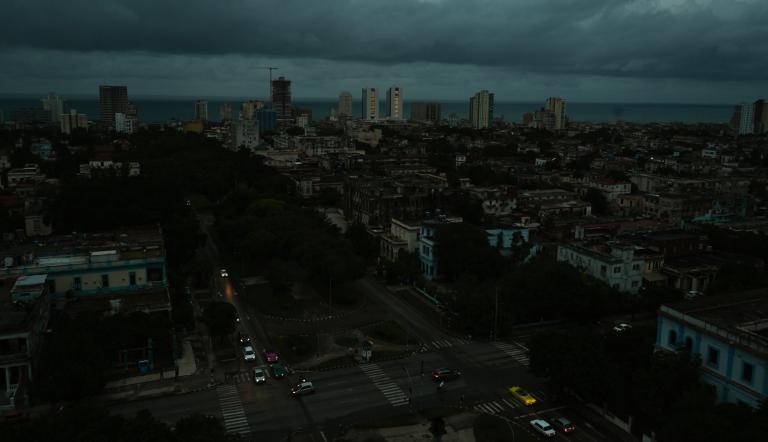 Vista general de La Habana, capital de Cuba, durante un apagón nacional provocado por una falla en la red eléctrica.