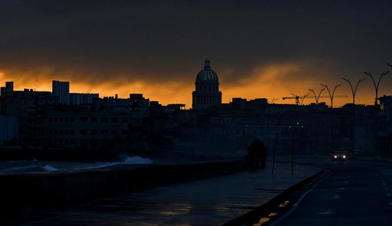 Vista de la ciudad al amanecer durante el cuarto día de un apagón masivo en La Habana el 21 de octubre de 2024.