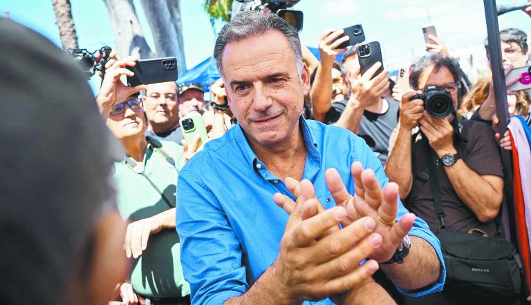 Habrá segunda vuelta electoral en Uruguay entre Yamandú Orsi (izq) y Álvaro Delgado (der). REUTERS/Mariana Greif