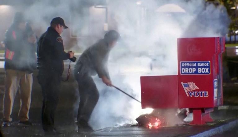 Urna utilizada para recoger votos anticipados antes de las elecciones estadounidenses del 5 de noviembre, después de que fuera incendiada presuntamente de manera intencional.
