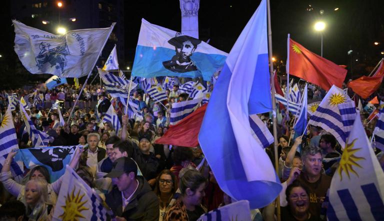 Partidarios de los partidos de la Coalición Republicana ondean banderas.