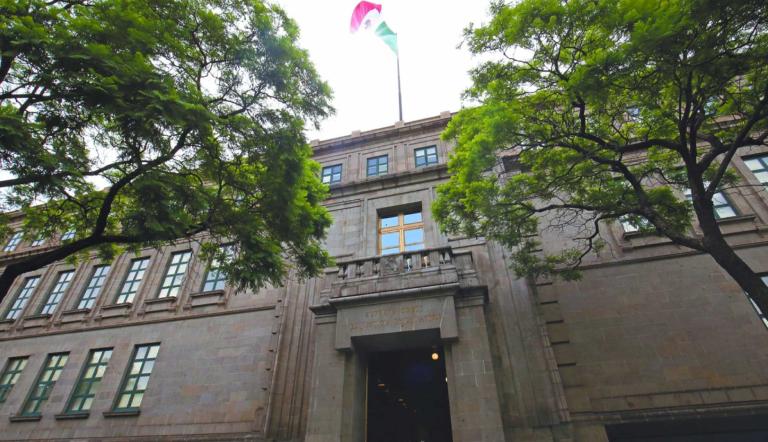 Las ministras de la Suprema Corte de Justicia de la Nación, Norma Lucía Piña Hernández y Margarita Ríos-Farjat, y el ministro Javier Laynez anunciaron este miércoles su renuncia al cargo a partir de agosto del 2025.
Para más información del tema, visita: https://www.eleconomista.com.mx/politica/norma-pina-y-margarita-rios-farjat-renuncian-ministra-scjn-20241030-732177.html
¡Síguenos en nuestras redes sociales para mantenerte informado!
Twitter: https://twitter.com/eleconomista
Facebook: https://www.facebook.com/ElEconomista.mx
Instagram: https://www.instagram.com/eleconomistamx
LinkedIn: https://www.linkedin.com/company/el-economista/
#ElEconomista #EETV