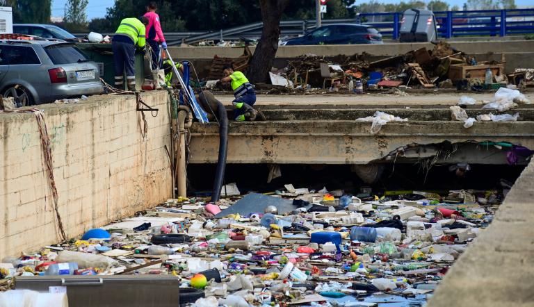 Trabajadores usan tubos para drenar túneles inundados por la Dana, en Alfafar, Valencia.