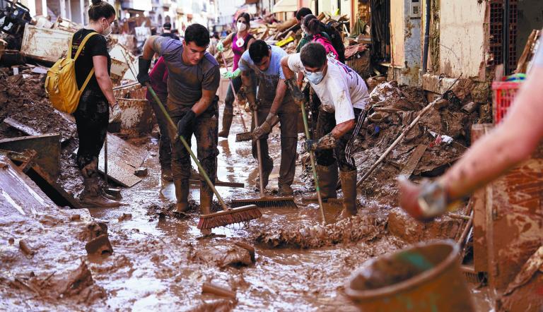 Volunteers and locals help to clean the mud off the street following heavy rains in Paiporta, near Valencia, Spain, November 5, 2024. REUTERS/Ana Beltran
TPX IMAGES OF THE DAY