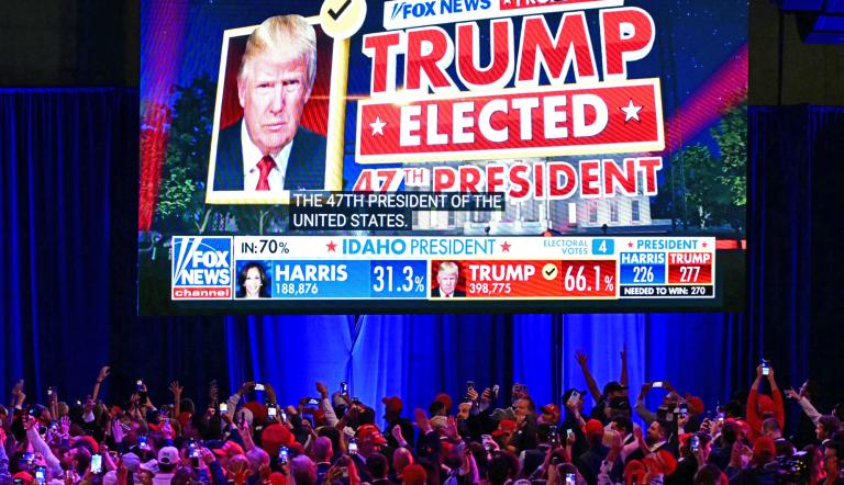 Partidarios del expresidente estadounidense y candidato republicano Donald Trump celebran mientras Fox News lo declara el próximo presidente de los Estados Unidos durante un evento de la noche de las elecciones en el Centro de Convenciones de West Palm Beach, Florida.