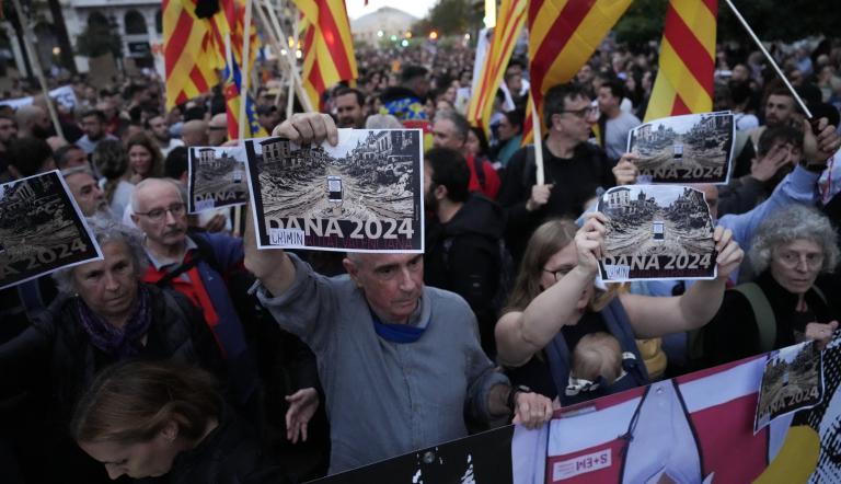 Protestas en Valencia contra gestión por inundaciones.