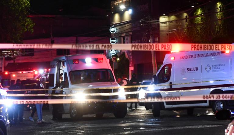 Autoridades trabajan en la escena del crimen donde hombres armados ingresaron a un bar matando e hiriendo a varias personas, en Santiago de Querétaro, Querétaro.