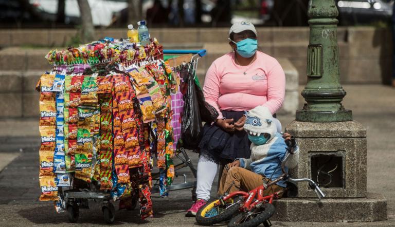 En México, las personas que se encuentran trabajando bajo algún esquema de informalidad tienen ingresos, en promedio, menores en comparación con la población trabajadora formal.