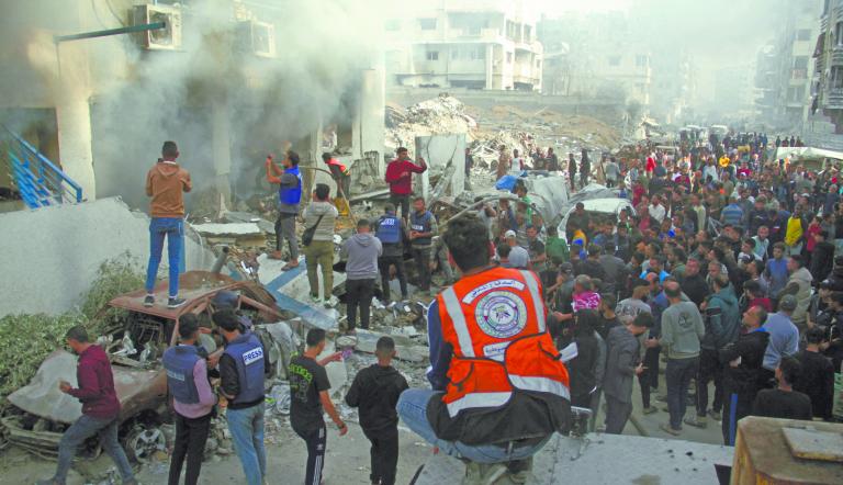 Ayer, palestinos revisaban el daño causado en una escuela de refugio para las personas desplazadas tras un ataque israelí en la Franja de Gaza. Foto: Reuters