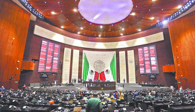 Para su primer año de gobierno, Claudia Sheinbaum solicitó al Congreso de la Unión un techo de endeudamiento de 1.5 billones de pesos, de acuerdo con la Iniciativa de Ley de Ingresos de la Federación (ILIF) contenida en el Paquete Económico 2025, entregado este viernes por la Secretaría de Hacienda y Crédito Público (SHCP).
Para más información del tema, visita: https://www.eleconomista.com.mx/economia/gobierno-sheinbaum-solicito-congreso-techo-endeudamiento-1-5-bdp-20241115-734391.html
¡Síguenos en nuestras redes sociales para mantenerte informado!
Twitter: https://twitter.com/eleconomista
Facebook: https://www.facebook.com/ElEconomista.mx
Instagram: https://www.instagram.com/eleconomistamx
LinkedIn: https://www.linkedin.com/company/el-economista/
#ElEconomista #EETV