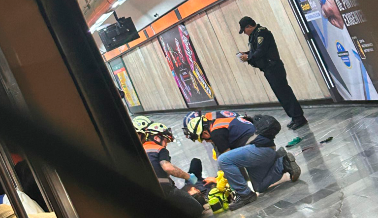 Usuarios del transporte público compartieron en redes sociales las imágenes y videos del ataque ocurrido cerca del medio día de este martes en la estación Tacubaya de la Línea 7 del Metro de la Ciudad de México.