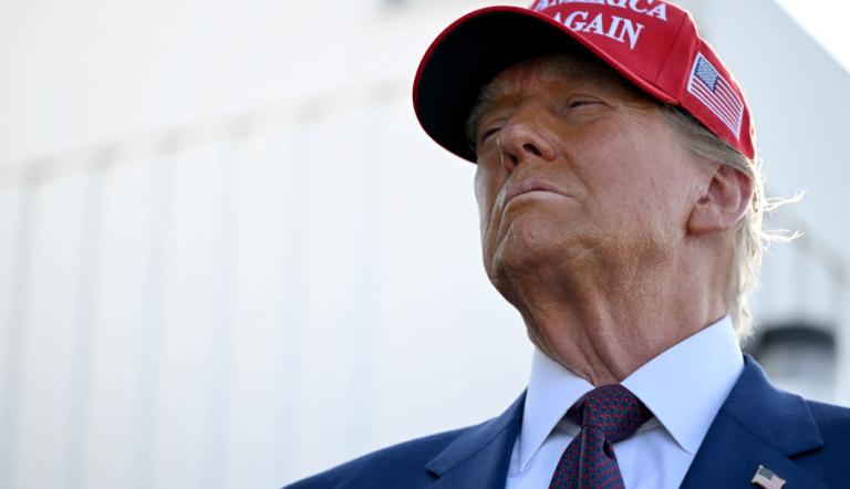 El presidente electo de Estados Unidos, Donald Trump, anunció este miércoles que el fiscal Matthew G. Whitaker, que llegó a encabezar en funciones el Departamento de Justicia durante parte del primer mandato del magnate, será el nuevo embajador en la OTAN, donde la premisa sigue estando clara: "Pondrá Estados Unidos primero".
Para más información del tema, visita: https://www.eleconomista.com.mx/internacionales/trump-elige-exfiscal-general-nuevo-embajador-otan-y-le-pide-poner-eu-primero-20241120-735029.html
¡Síguenos en nuestras redes sociales para mantenerte informado!
Twitter: https://twitter.com/eleconomista
Facebook: https://www.facebook.com/ElEconomista.mx
Instagram: https://www.instagram.com/eleconomistamx
LinkedIn: https://www.linkedin.com/company/el-economista/
#ElEconomista #EETV