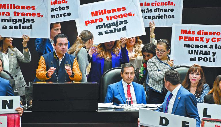 Los partidos de oposición increparon al secretario de Hacienda con letreros de “migajas”  en diferentes rubros del presupuesto propuesto para el 2025.