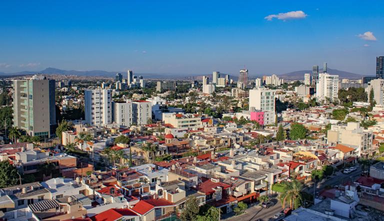 Según proyecciones de la asociación, Jalisco podría rebasar los 400,000 metros cuadrados absorbidos este 2024 debido a la llegada de nuevas empresas y ampliación de líneas de producción. También se duplicó el numero de empresas afiliadas a APIEJ.

Para más información del tema, visita: https://www.eleconomista.com.mx/estados/apiej-anticipa-cifras-record-absorcion-parques-industriales-cierre-ano-20241121-735265.html 

¡Síguenos en nuestras redes sociales para mantenerte informado!

Twitter: https://twitter.com/eleconomista 
Facebook: https://www.facebook.com/ElEconomista.mx
Instagram: https://www.instagram.com/eleconomistamx
LinkedIn: https://www.linkedin.com/company/el-economista/

#ElEconomista #EETV