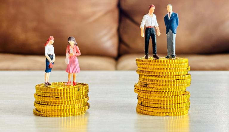 Las mujeres tienden a ganar menos que los hombres en el mercado laboral.