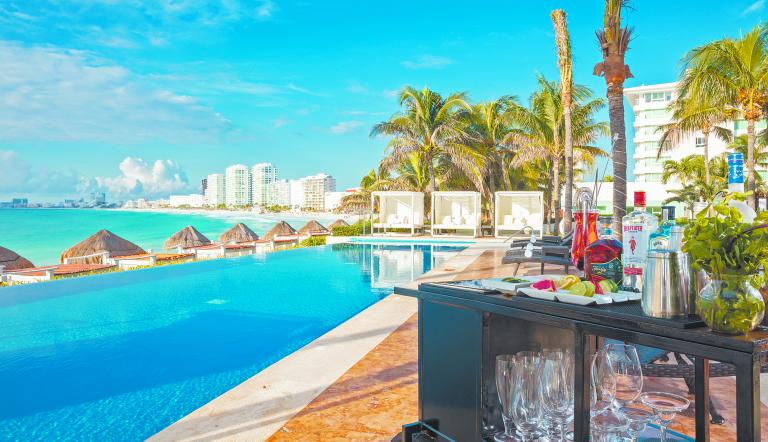 El Krystal Grand Cancún se sitúa en Punta Cancún, una ubicación dentro de la franja hotelera que tiene acceso directo a una playa extensa y tranquila.