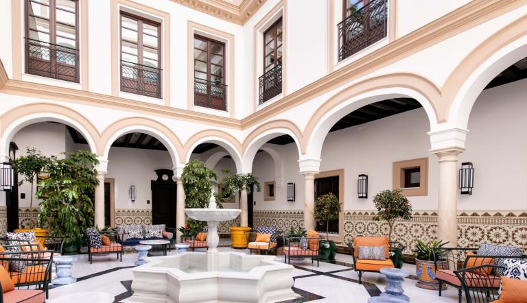 Su hotel de Sevilla, el 5 estrellas GL Casa Palacio Don Ramón, obtuvo el galardón al mejor hotel boutique del mundo