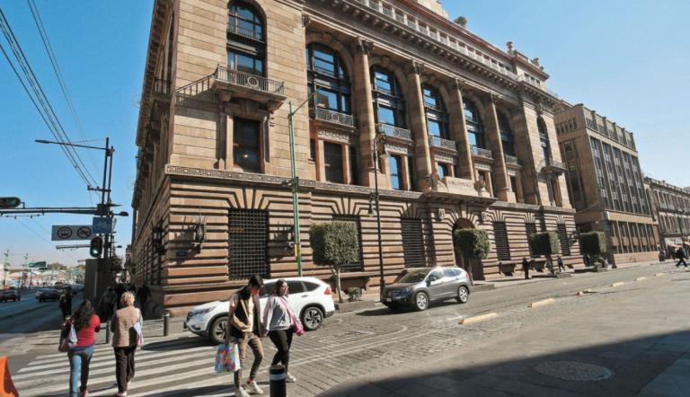 El Banxico anticipa que la economía mexicana conseguirá un crecimiento de 1.2% en 2025, el primer año de del gobierno de Claudia Sheinbaum.
Para más información del tema, visita: https://www.eleconomista.com.mx/economia/banxico-espera-crecimiento-1-2-pib-mexico-2025-y-eleva-pronostico-20241127-735972.html
¡Síguenos en nuestras redes sociales para mantenerte informado!
Twitter: https://twitter.com/eleconomista
Facebook: https://www.facebook.com/ElEconomista.mx
Instagram: https://www.instagram.com/eleconomistamx
LinkedIn: https://www.linkedin.com/company/el-economista/
#ElEconomista #EETV