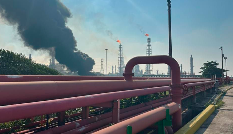 El incendio en la refinería Lázaro Cárdenas del Río, en Minatitlán, se registró la mañana del jueves.
