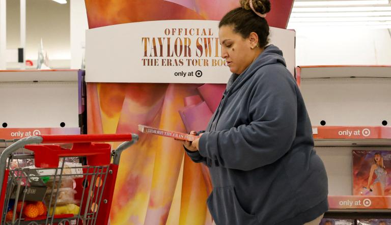 Al menos 18 esperaban para comprar productos exclusivos de Taylor Swift. Cuando se abrieron las puertas, Jonathan Baldera, el gerente de la tienda, dejó pasar a cinco personas a la vez a una fila separada para los productos de Swift.