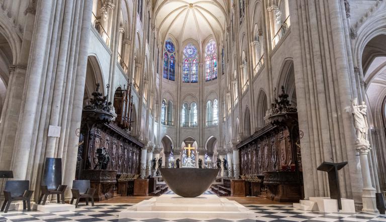 Esta fotografía muestra un nuevo altar (frente) diseñado por el artista y diseñador francés Guillaume Bardet, en la catedral de Notre-Dame de Paris.