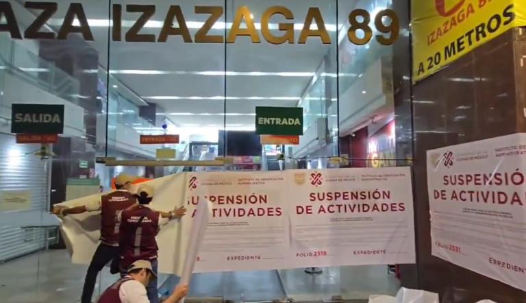 Autoridades de la capital colocan sellos de suspensión de actividades en la plaza.