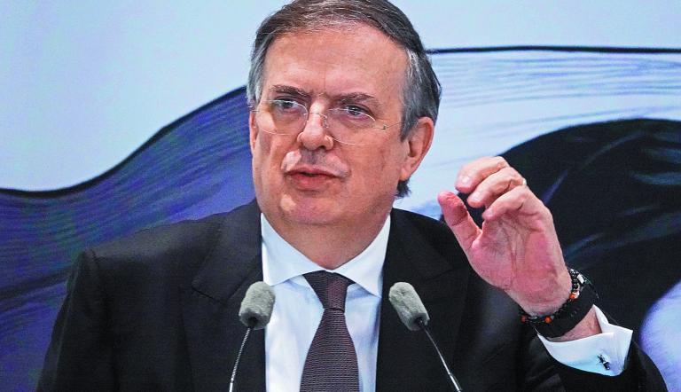 CIUDAD DE MÉXICO, 29NOVIEMBRE2024.- Marcelo Ebrard, secretario de Economía, encabezó la conferencia a medios con motivo del aseguramiento de mercancía procedente de China, Bangladesh y Vietnam, así cómo el cierre de plazas comerciales con giro de mayoreo de estos productos. Ebrard Casaubón estableció que lo que se busca es regular la entrada de mercancía no acreditada al país y que de no comprobarse su legitimidad serán enviadas a destrucción.
FOTO: GALO CAÑAS/CUARTOSCURO.COM
