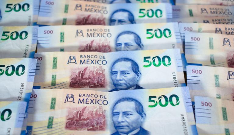 La divisa local avanzó mientras el mercado asimilaba datos de empleo publicados en México y en Estados Unidos, y seguía atento a los funcionarios de la Fed.