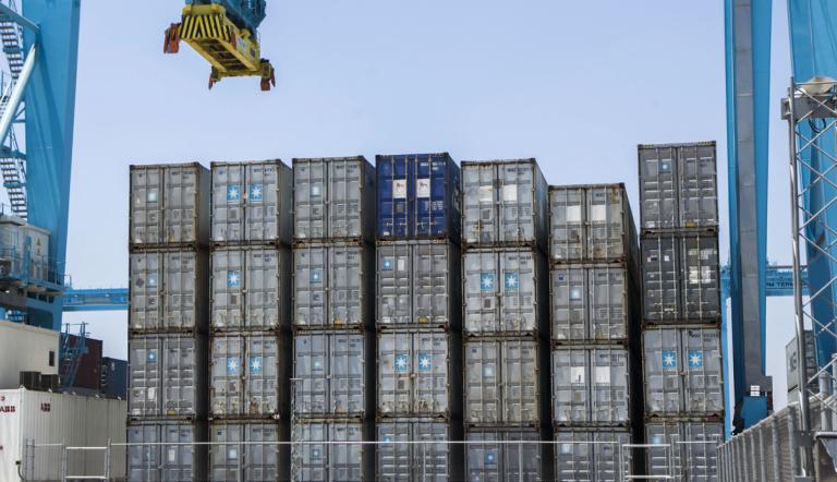 Las exportaciones acumuladas de México a Estados Unidos fueron de 424,400 millones de dólares, seguidas por las de Canadá, de 343,800 millones de dólares.