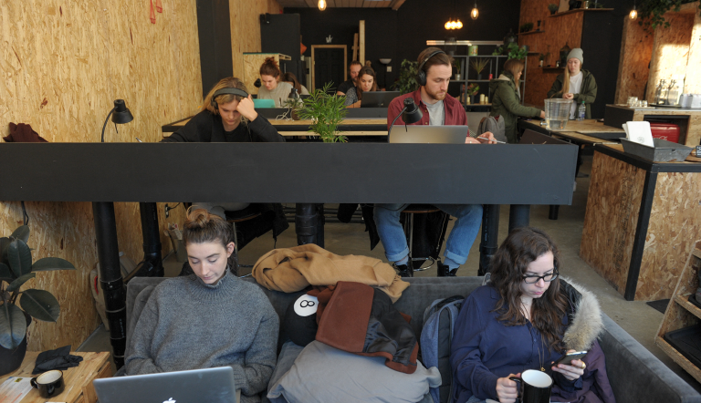 Canadienses trabajan en una cafetería.