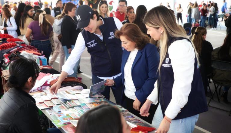Adriana Olvera, presidenta del DIF municipal de Querétaro, durante la inauguración del Primer Bazar Navideño en la Universidad de la Mujer.