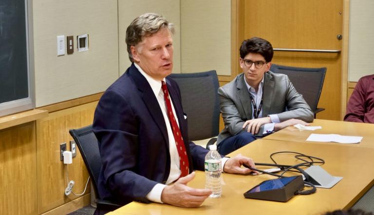 Christopher Landau sostiene una plática con estudiantes mexicanos, en la Universidad de Harvard.