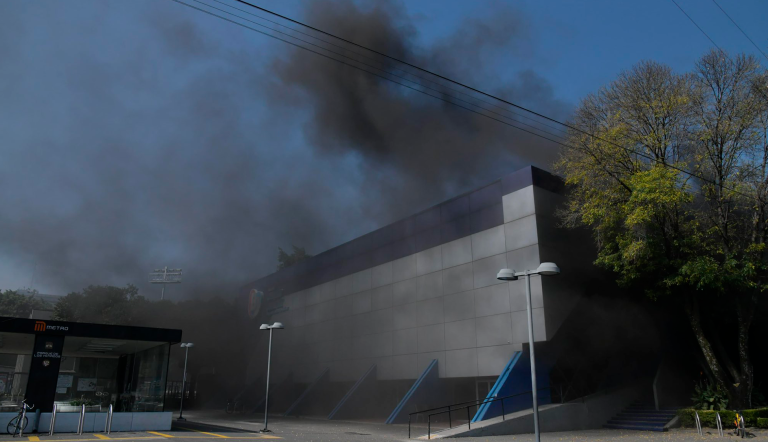 El incendio se registró alrededor de las 13:00 horas de este miércoles en el estacionamiento de la alcaldía Benito Juárez en el área de carpintería.