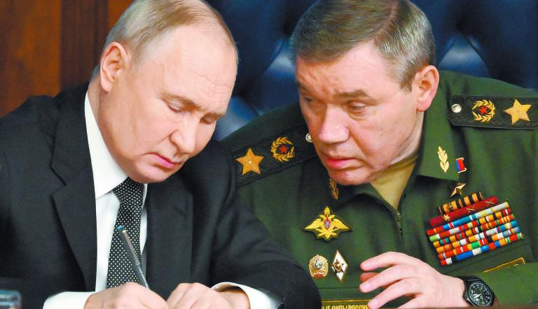 El presidente de Rusia, Vladimir Putin, y su jefe de Estado Mayor, Valeri Guerásimov, en una reunión sobre defensa ayer en Moscú. (Photo by Grigory SYSOYEV / POOL / AFP)