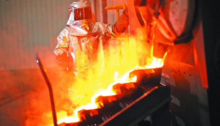 Los futuros del oro mantienen una tendencia alcista, impulsando a las mineras. REUTERS/Chris Wattie (CANADA - Tags: POLITICS ENERGY BUSINESS)