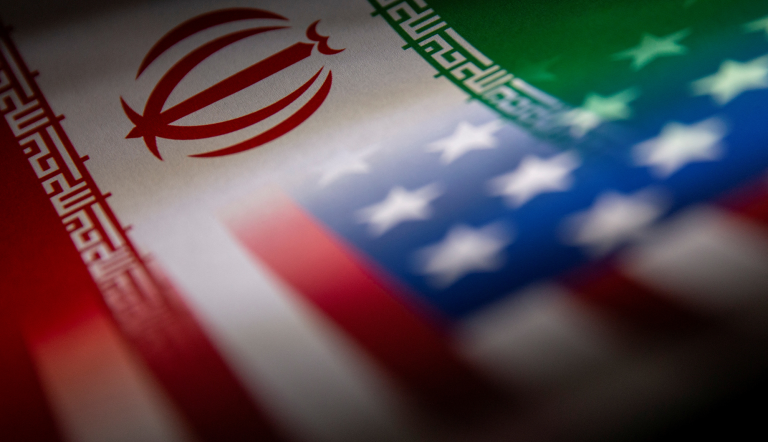 Banderas de Irán y Estados Unidos.
