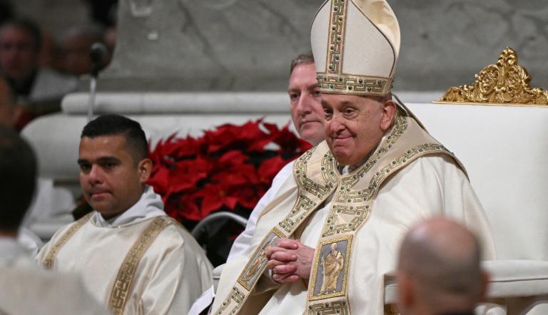 El Papa Francisco preside la misa de Nochebuena en la Basílica de San Pedro en el Vaticano el 24 de diciembre de 2024.