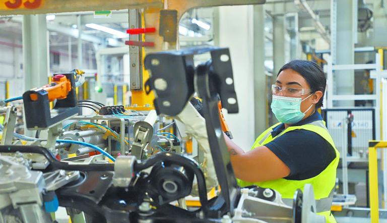 Uno de los factores que jugará un rol importante en el aumento de la producción de partes y componentes es la estimación a la baja de la inflación en Norteamérica, pues se espera de 2 y 2.1% el nivel inflacionario en Canadá y EU, esto fortalece la demanda desde México. Foto EE: Archivo