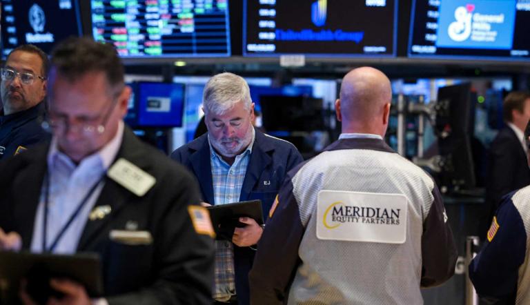 Los promedios bursátiles caen con fuerza, mientras los inversionistas mantienen la esperanza de que ocurra el famoso Santa Claus Rally.
Para más información del tema, visita:https://www.eleconomista.com.mx/mercados/wall-street-opera-perdidas-nasdaq-cae-cerca-20241227-739840.html
¡Síguenos en nuestras redes sociales para mantenerte informado!
Twitter: https://twitter.com/eleconomista
Facebook: https://www.facebook.com/ElEconomista.mx
Instagram: https://www.instagram.com/eleconomistamx
LinkedIn: https://www.linkedin.com/company/el-economista/
#ElEconomista #EETV