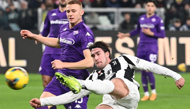 El delantero serbio de la Juventus, Dusan Vlahovic, dispara hacia la portería durante el partido de fútbol de la Serie A italiana entre Juventus y Fiorentina en el estadio Allianz de Turín.