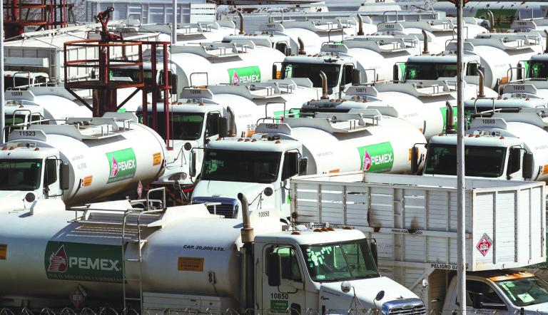 Sigue sin cumplirse el compromiso de la pasada administración, y que ha respaldado el actual gobierno, de reducir de manera importante la importación de gasolinas. FOTO: ROGELIO MORALES /CUARTOSCURO.COM