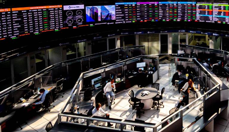 El índice líder S&P/BMV IPC, que agrupa a las acciones más negociadas del mercado doméstico, retrocedió este viernes 1.62% a 48,957.24 puntos.
Para más información del tema, visita: https://www.eleconomista.com.mx/mercados/bolsa-mexicana-valores-termina-baja-primera-semana-20250103-740521.html
¡Síguenos en nuestras redes sociales para mantenerte informado!
Twitter: https://twitter.com/eleconomista
Facebook: https://www.facebook.com/ElEconomista.mx
Instagram: https://www.instagram.com/eleconomistamx
LinkedIn: https://www.linkedin.com/company/el-economista/
#ElEconomista #EETV