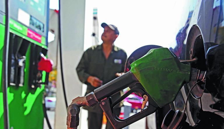 GUADALAJARA, JALISCO, 02ENERO2018.- Usuarios tapatv?os que visitan las distintas Gasolineras de la ciudad, recienten el incremento de los combustibles al inicio del av±o.FOTO: FERNANDO CARRANZA GARCIA / CUARTOSCURO.COM