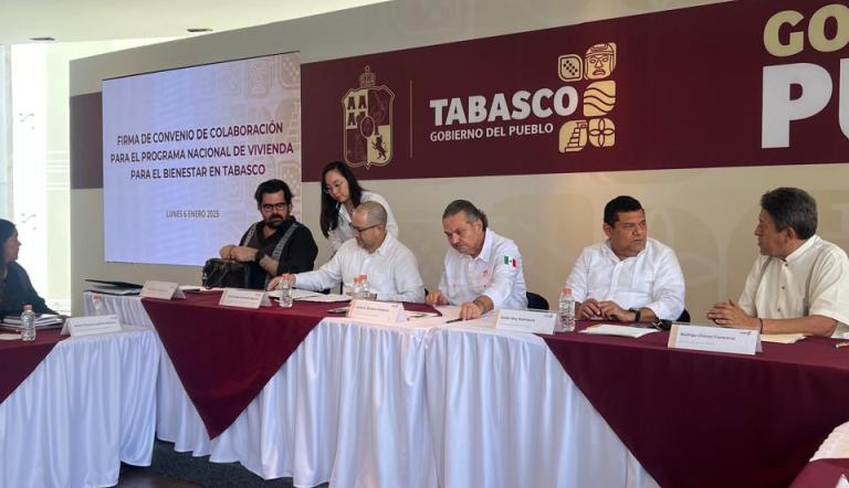 Funcionarios de Sedatu, Conavi, Infonavit y del gobierno del Tabasco durante la firma del convenio para la construcción de vivienda